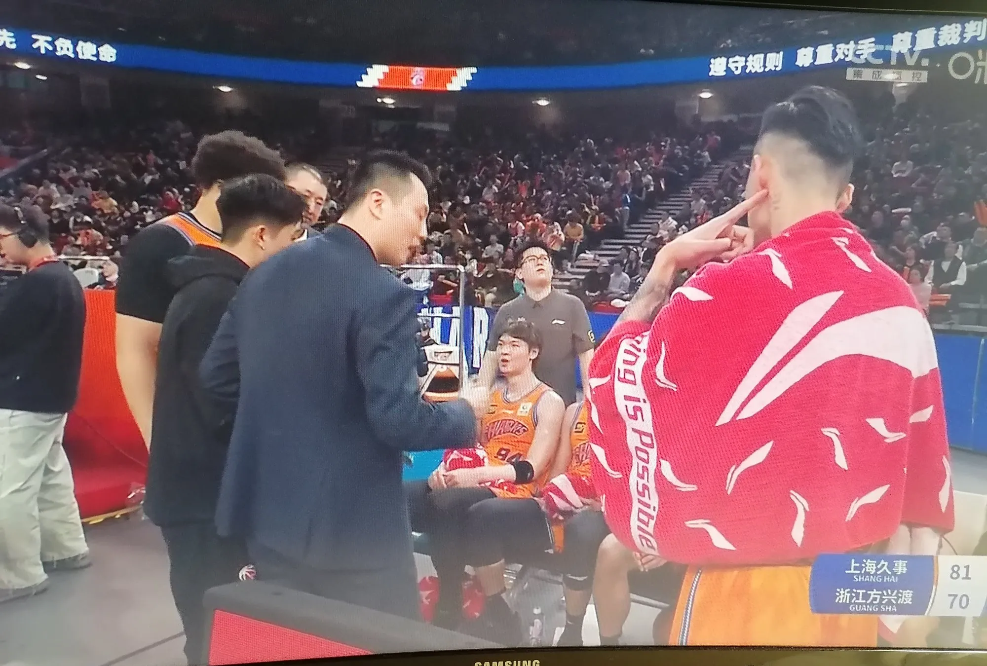 米兰体育官方-包含上海队成为本场最大亮点，CBA季后赛瞬间破防，弹幕刷屏的词条