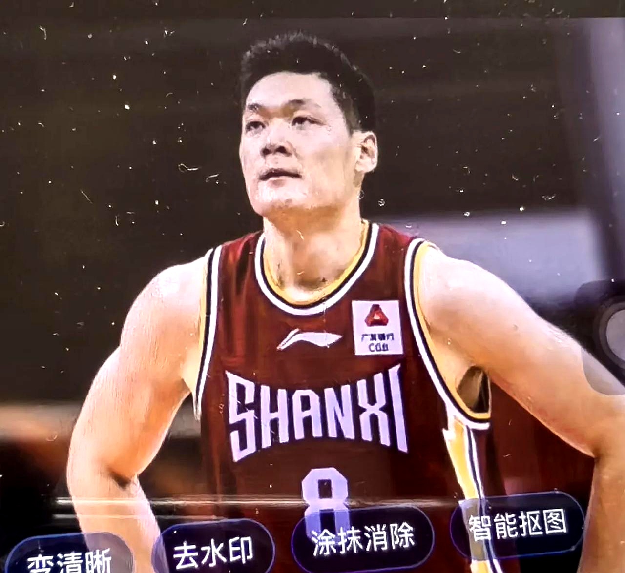 篮球明星获得全场掌声，表现亮眼