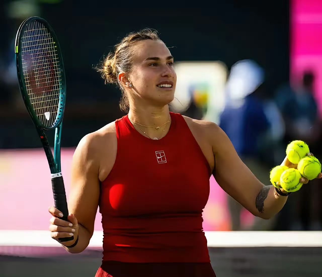 包含加拿大著名女足球员在盛会上大放异彩的词条