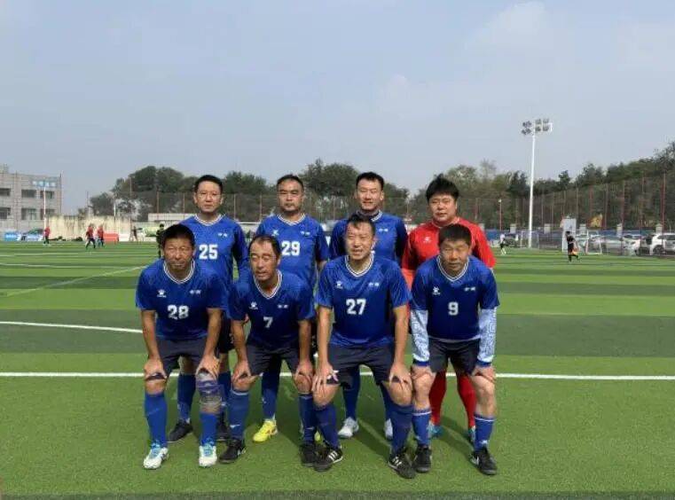 球队蓄势待发，备战绿茵场强劲
