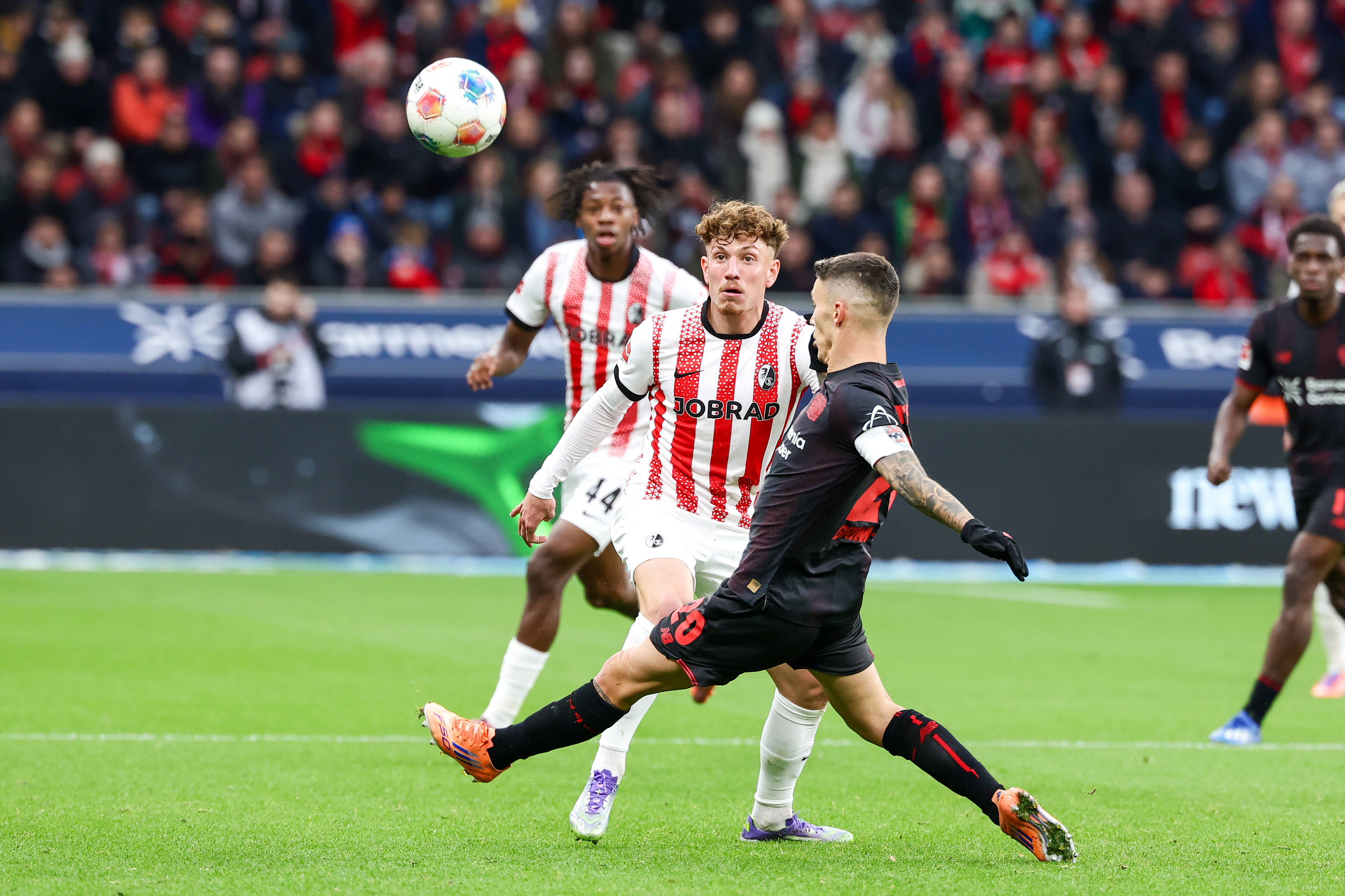 米兰体育地址-勒沃库森主场大胜，稳固德甲积分榜的简单介绍