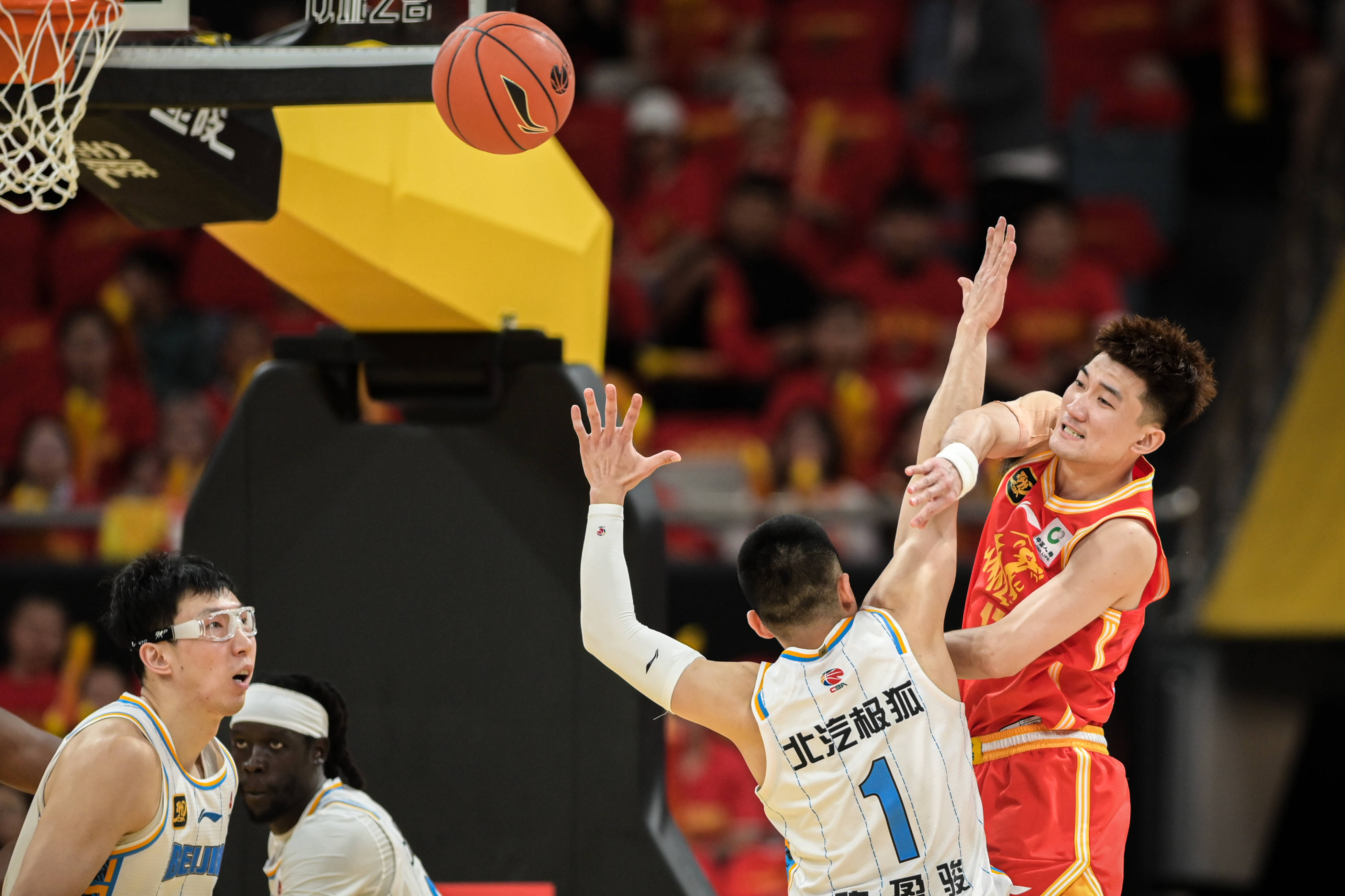 天津篮球队今晚夺取一场激烈的比赛胜利